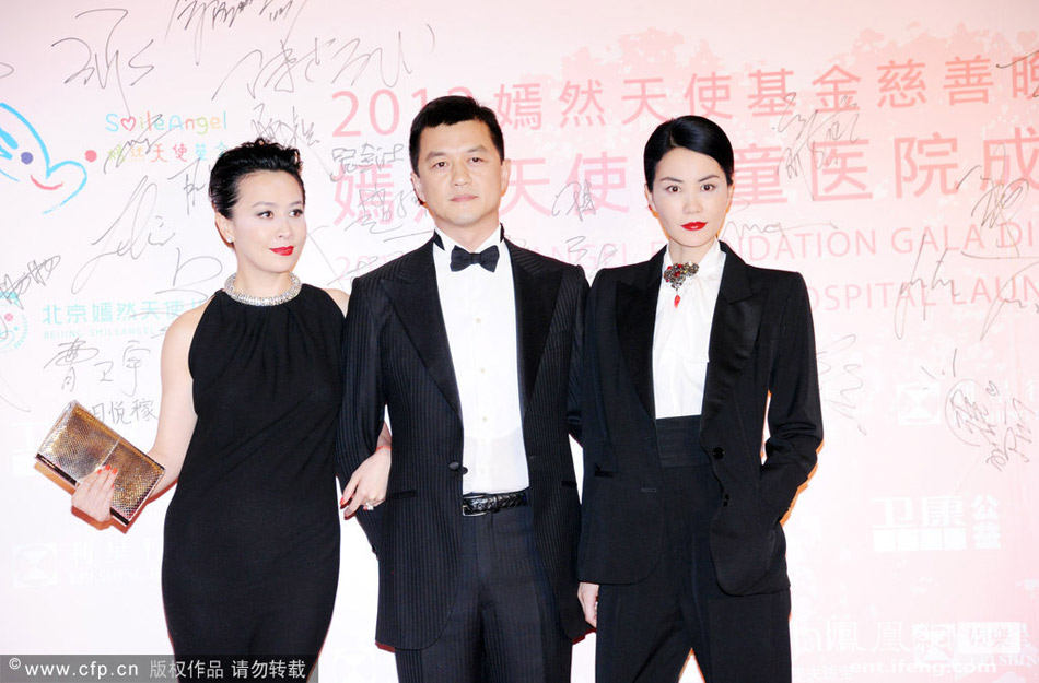 众星助阵嫣然慈善晚宴 王菲女儿窦靖童公开亮