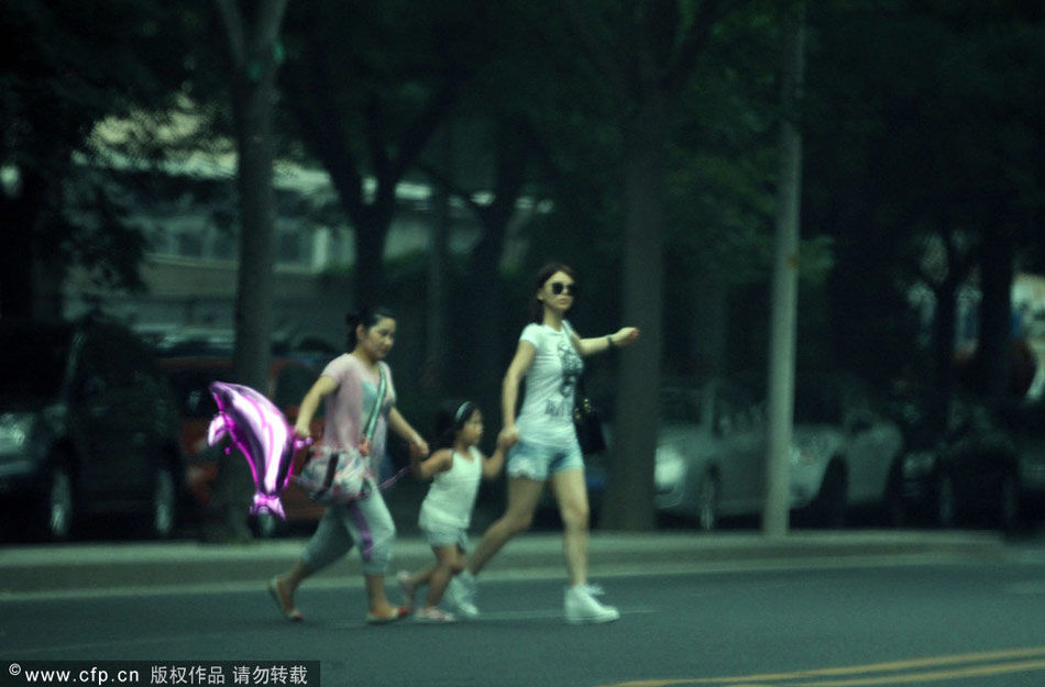 6月30日晚，李湘一家三口在北京东四环附近一家餐厅吃饭。李湘带着孩子和保姆先行到达吃饭的餐厅，他们把车停在马路对面，在路中间飞奔过马路。