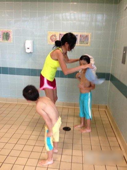 张柏芝带两子游泳 母子戏水温情十足(图)