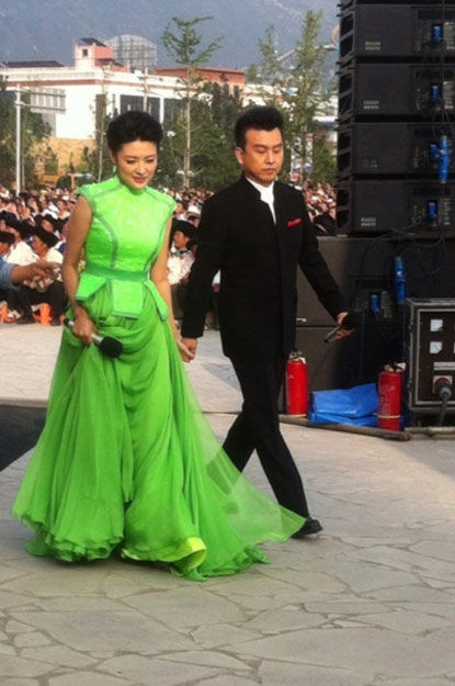 据了解,9月13日,周涛身着具有羌民族服饰特点的绿色大蓬蓬裙装,主持了
