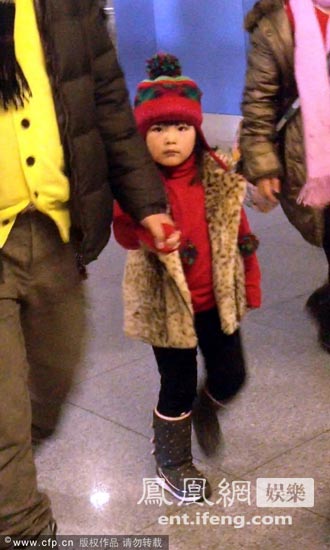 李湘一家出行 王诗龄戴红帽抢眼(图)