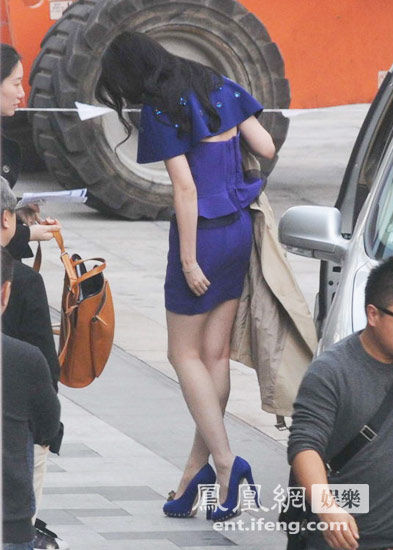 刘亦菲户外获众人伺候 忙披外套进屋取暖(图)
