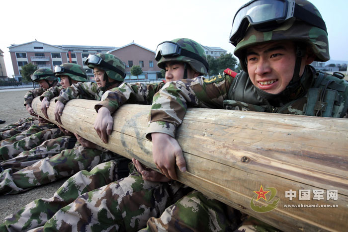 中国武警黑豹突击队进行超极限综合训练(图)