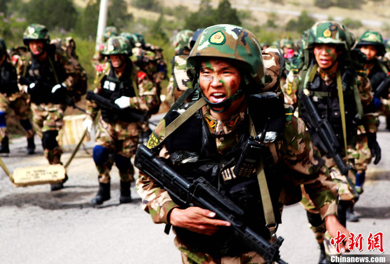 驻山西武警特战精英负重参加魔鬼式考核(图)