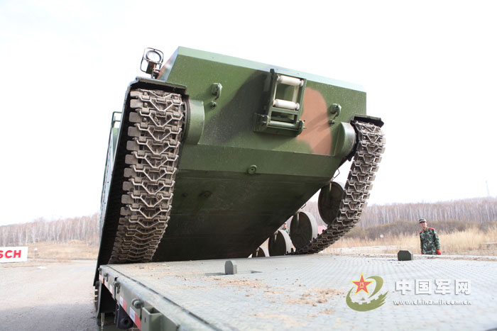 中国首批国产先进远程输水管线车装备森警部队