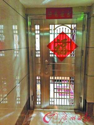 公共走廊被邻居加装防盗门 部门称或作拆除处