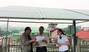 番禺一居民屋顶设光伏发电站