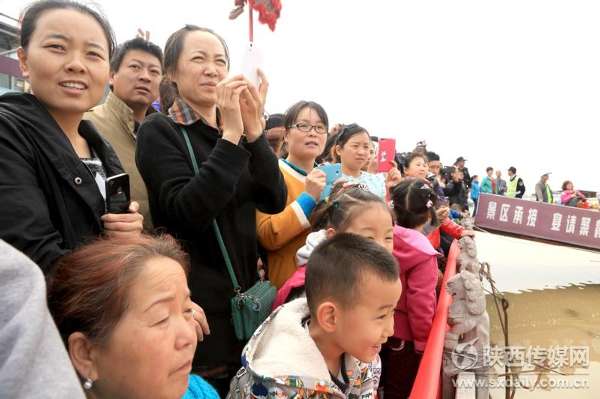  2015年陕西省风筝节：风筝助力申办冬奥“滚地龙”霸气外露【12】