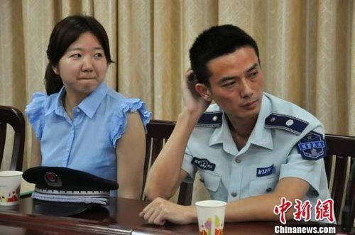 图为参与“体验式执法”的两名城管队员。张芹摄