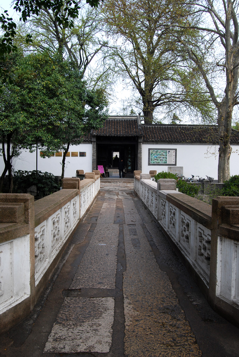 梅花岭下遗香在 忠正清烈史公祠