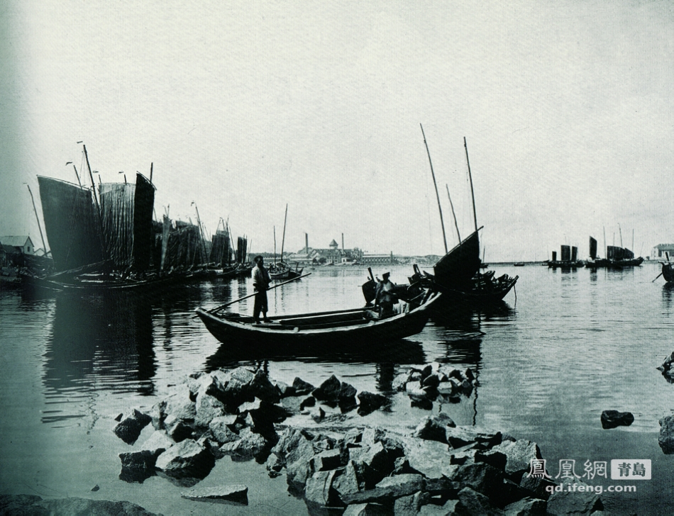 小港。港口建设是青岛开埠后优先发展的方向,筑港与建城并举。总督府投入巨资用于小港和大港的建设,其中小港定位于国内贸易港,而大港则定位于国际贸易港。这幅照片给出了当时小港的基本风貌,许多中国帆船停泊在港湾中。图片来源:青岛德国总督楼旧址博物馆(迎宾馆)通讯员:刘蔚。
