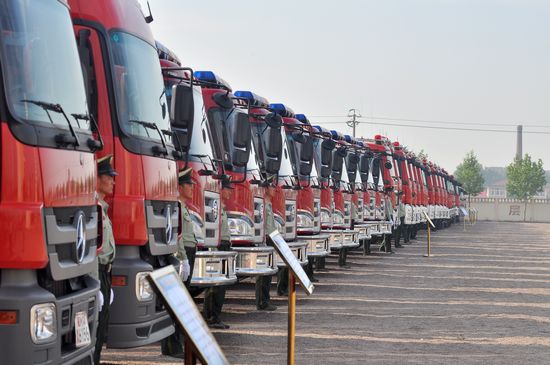 青岛消防法宝齐亮相 101米世界最高消防车抢眼