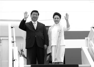 出访:领导人多穿西装 夫人轻松场合着旗袍或唐