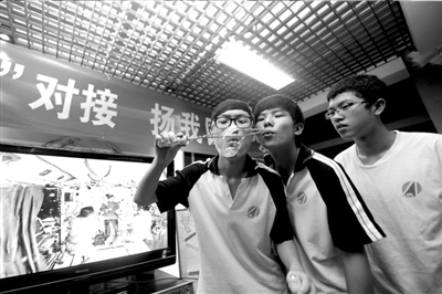 王亚平太空 授课 6000万学生 仰望星空 (组图)