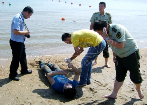 烟台月亮湾海边发现一具男尸 被疑殉情自杀(图)_青岛 ...