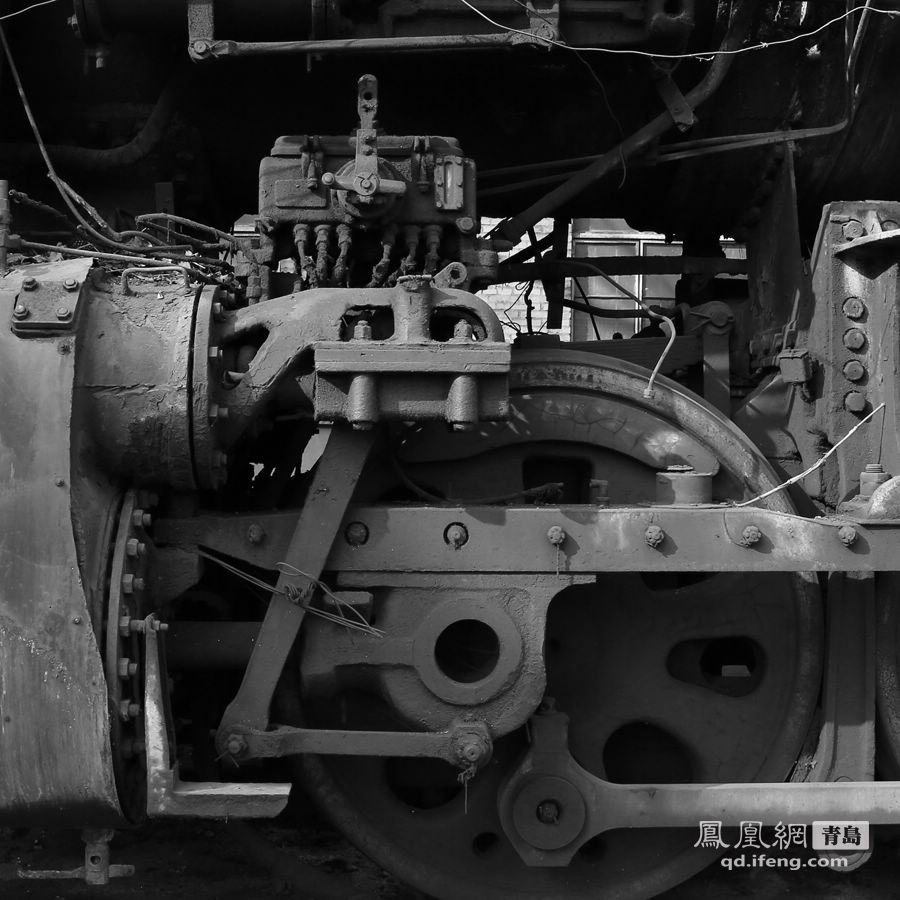 退役的老蒸汽火车头1989年后全部停产改为内燃机