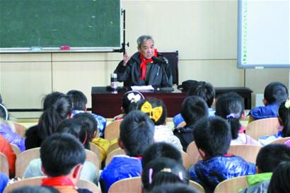 周总理侄子演讲 伟人故事感动青岛浮山路小学