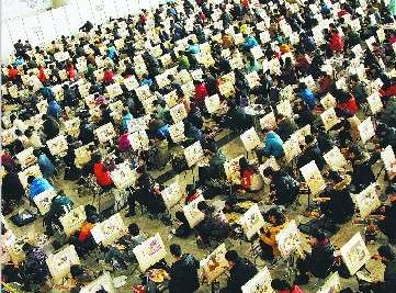 山工艺校考拉开大幕 8000余人同场竞技"画书包"