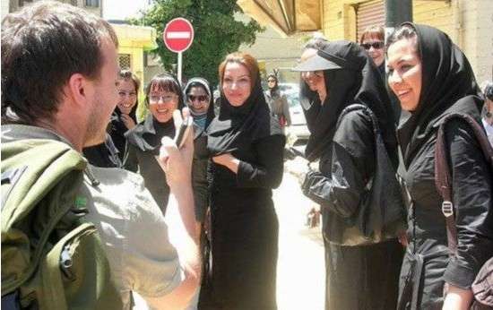 财经  伊朗女人在公共场合一般都黑袍从头裹到脚或是头戴纱巾,其实