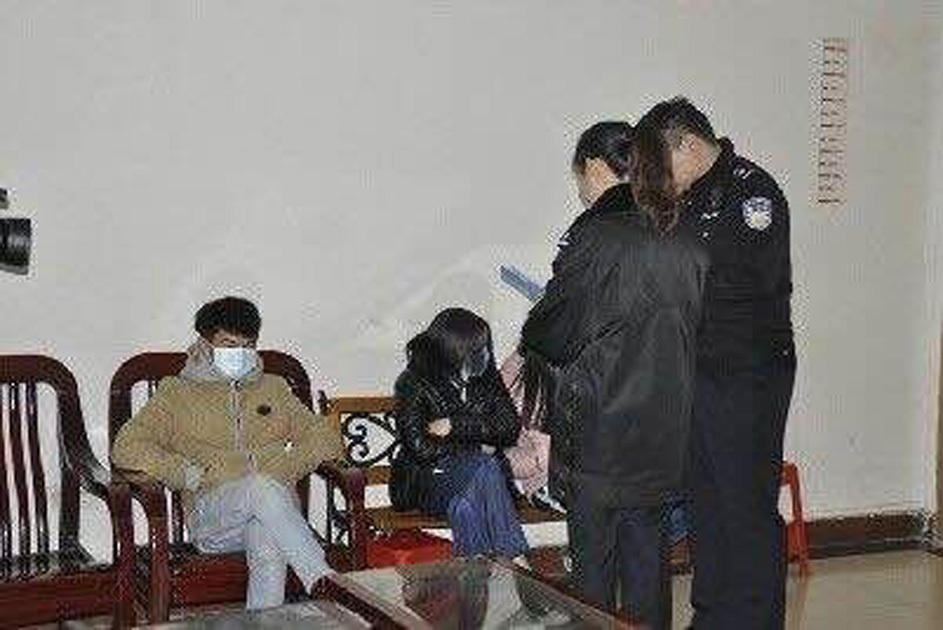 广东清远<em>初中女生遭</em>同龄人脱光暴打(图) 图片 