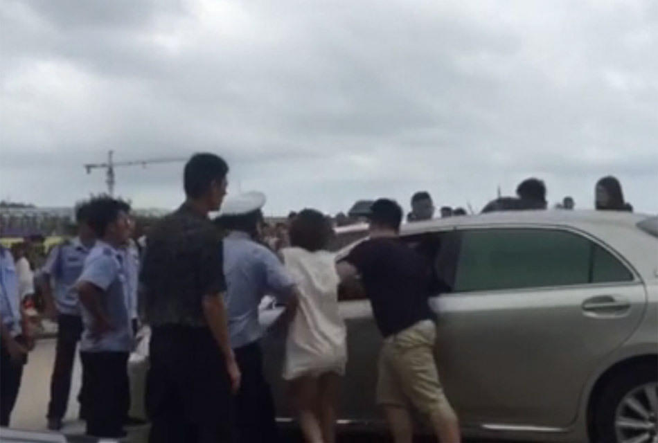 深圳游客在阳江与执法员互殴 现场女尖叫声不断(图)_广州频道_凤凰网