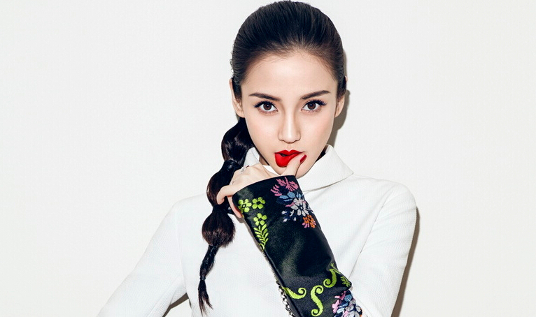 Angelababy杨年首登封 卖萌搞怪精致红唇诱