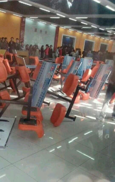 河南廊坊数百学生不满校园治理打砸食堂(图)_