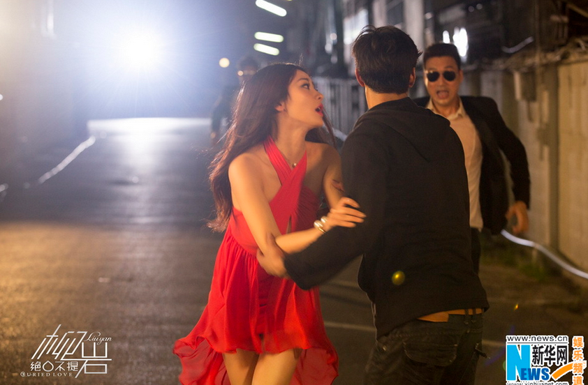 柳岩拍MV街头狂奔遇肌肉男搭救 红裙窈窕浪漫