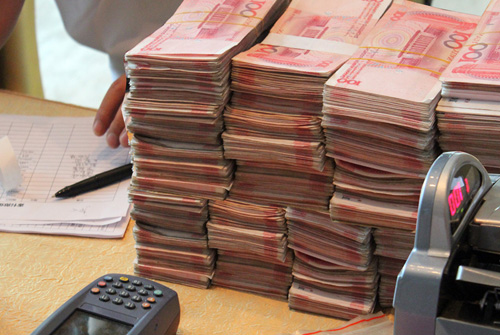 截止上午11:30订购结束,统计收取现金400多万,刷卡消费350多万,全场