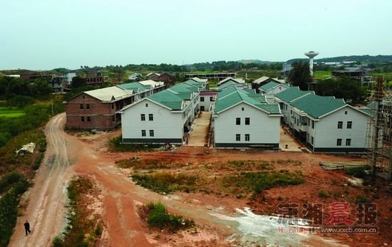 8月14日,耒阳市永济镇柏马村,蒋从军为村民建了一排排别墅式住房.