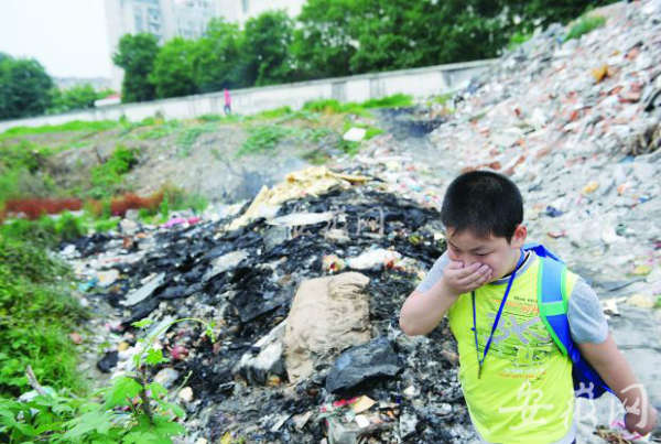 合肥元一名城小学附近成垃圾场学生常看黑烟闻臭味