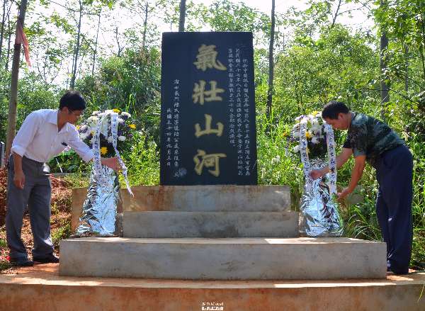 宿松十多名志愿者缅怀抗日先烈 聆听英雄壮举