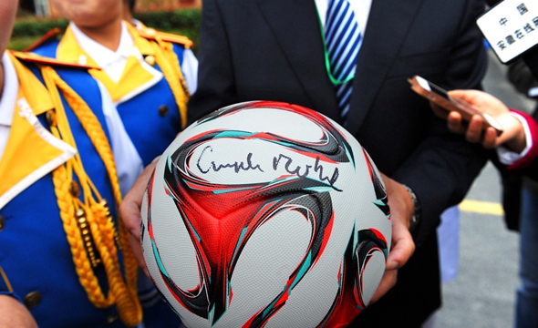 默克爾訪合肥農村小學 贈小女孩簽名足球(圖)

