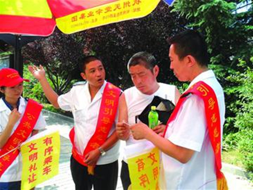 青岛千名志愿者上街为游客指路 游客:到家的感