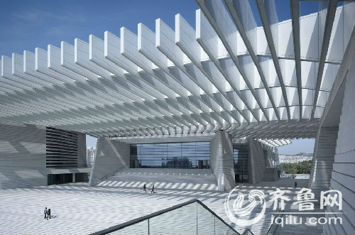 青岛大剧院是青岛公共文化设施的标志性建筑，总面积8.7万平方米，外观似两架白色钢琴。由德国人冯·格康、玛格及合伙人建筑师事务所设计。