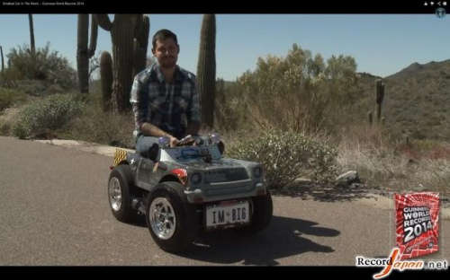美国一名男子造世界最小汽车可上路行驶（图）