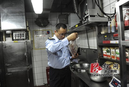 10月16日，真功夫火车站店，长沙市铁路卫生监督所执法人员在店里检查。