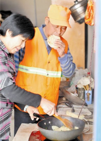 父子两代养护工 坚守马路十余年