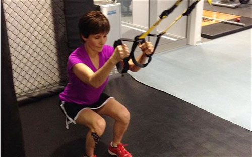 新西兰47岁女子金·亚伦进行耐力训练（网页截图）