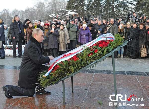 　　当地时间2014年1月27日，俄罗斯圣彼得堡，普京于皮斯卡列夫公墓前献花，纪念列宁格勒保卫战胜利70周年。图片来源：Mikhail Klimentyev/东方IC