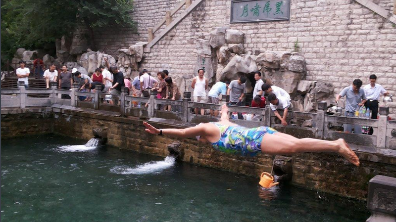 2014年6月15日，济南，在七十二泉黑虎泉景区，不少游泳爱好者在黑虎泉游泳，并且冒险玩跳水。此举影响了济南文明城市的形象，也不文雅。