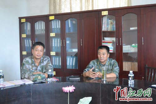 景德镇军分区司令员管和平来吕蒙乡调研人武工