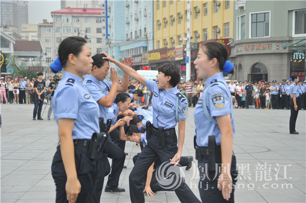 中国首支成建制军事化管理女子巡逻辅警在哈尔滨上岗