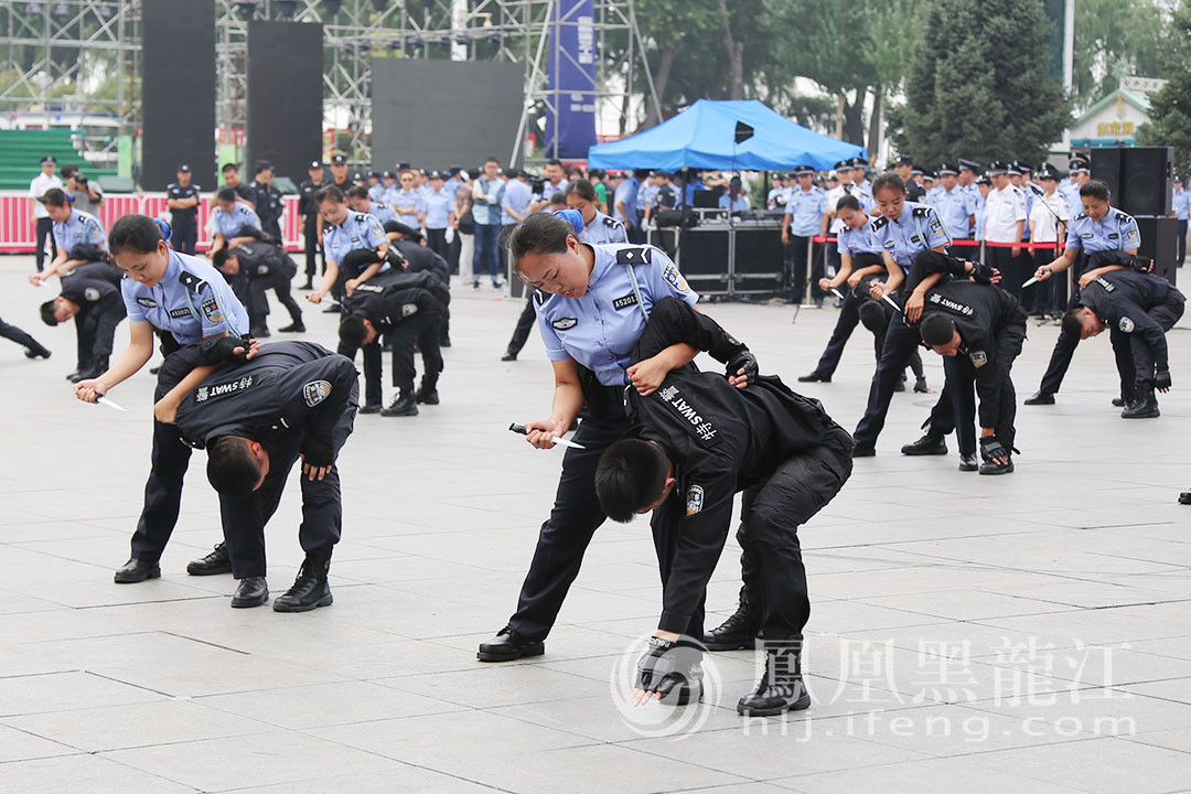 中国首支成建制军事化管理女子巡逻辅警在哈尔滨上岗