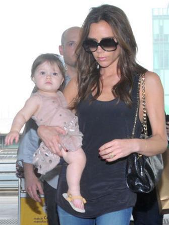 维多利亚结束亚洲宣传之旅 昨日携女儿返美