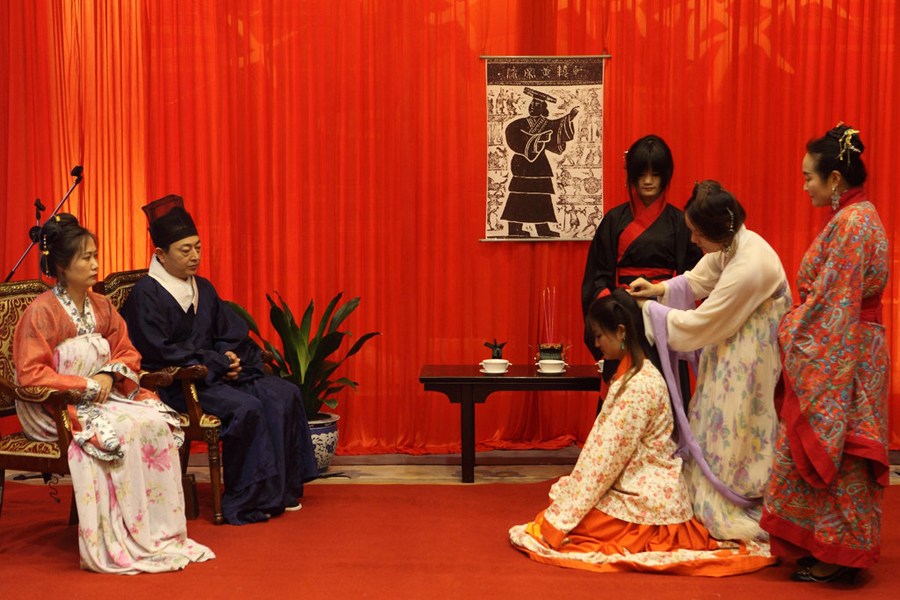 西安<em>女</em>大学生穿汉服行<em>成人</em>礼 跪拜父母行大礼