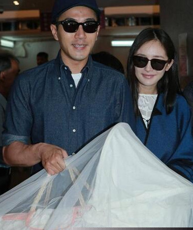 曝杨幂嫌弃公公房子小 抱女儿搬住六千万豪宅