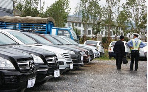 青岛一疯狂套牌车违法30多次扣106分 闯红灯