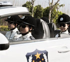 贫困县女交警配跑车巡街