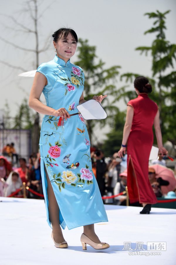 看吉尼斯淄博旗袍秀 享中华文化传统之美